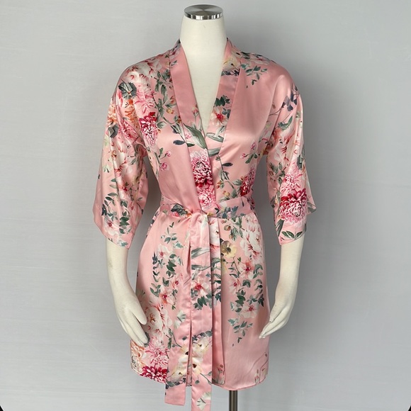 Flora Nikrooz Other - Flora Nikrooz Pink Floral Robe Size Small